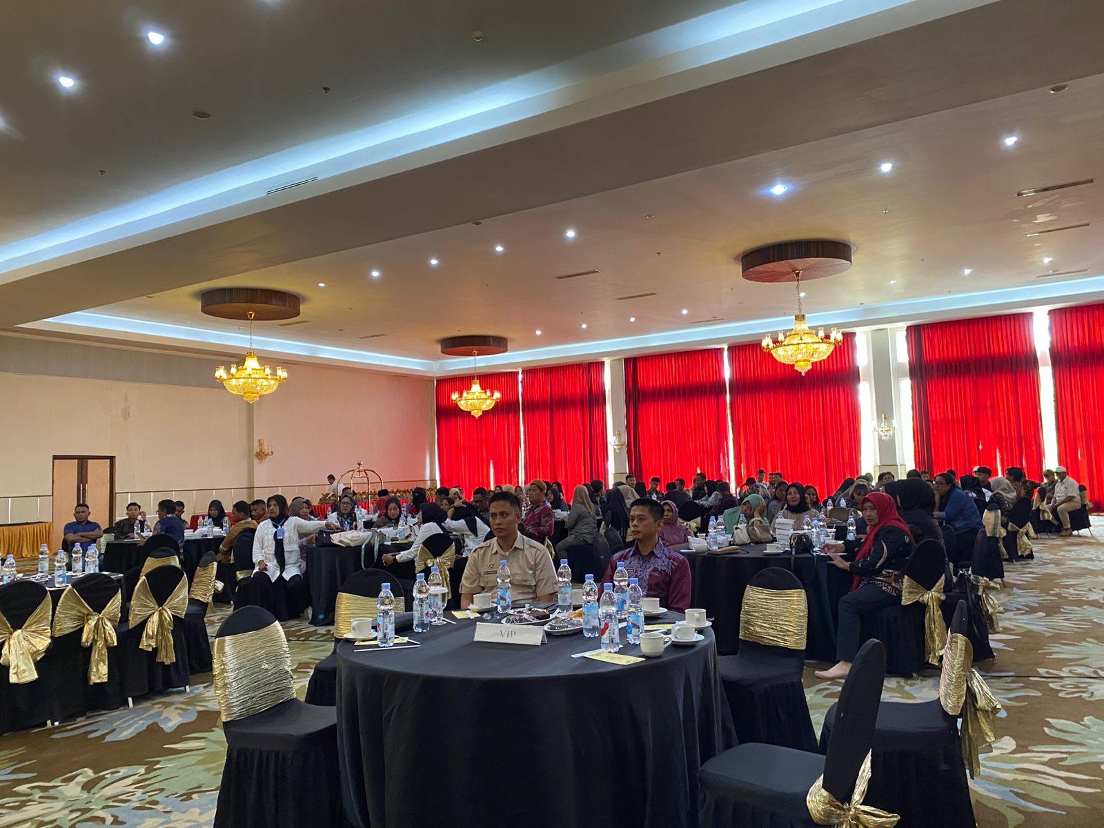 Peserta pelatihan penjamah makanan di SPPG tahun 2025, di Hotel Sutanraja Kotamobagu, Minggu 28 September 2025. 